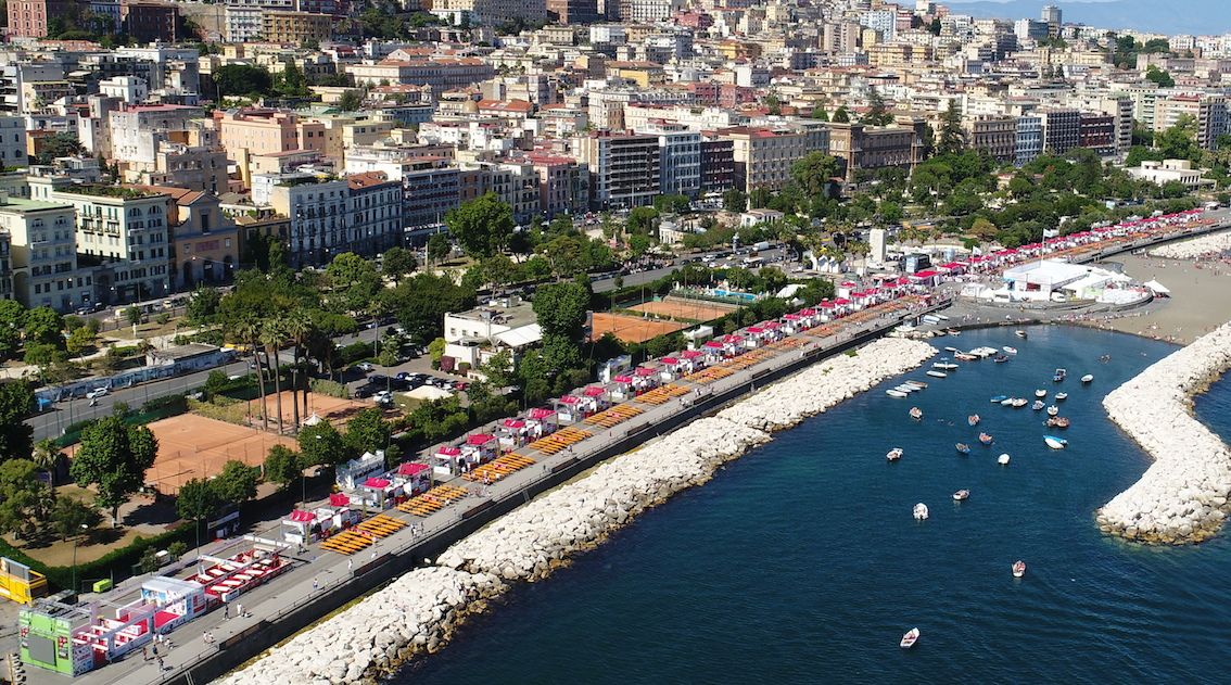   Naples Pizza Village forno all'estero mediaset italiane italiane 