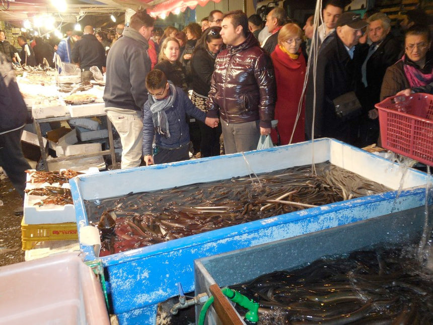   Naples obsession with eel at Christmas di 4 delle tipiche classiche 